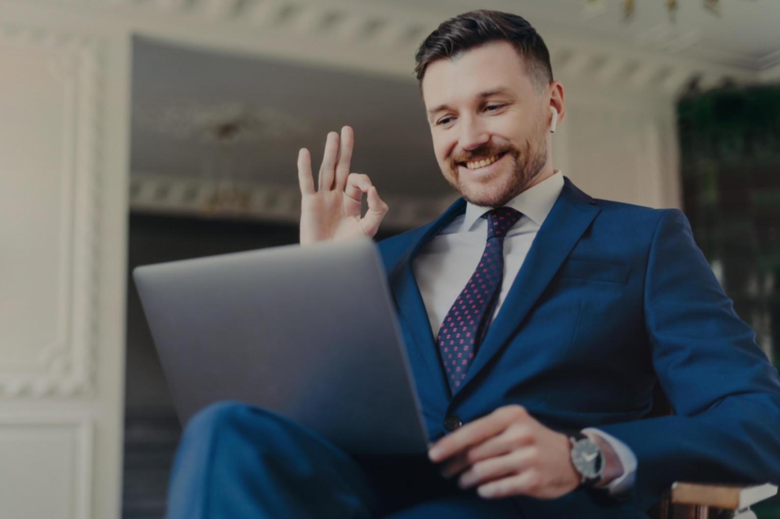 Profesionales analizando gráficos financieros en sesión de formación